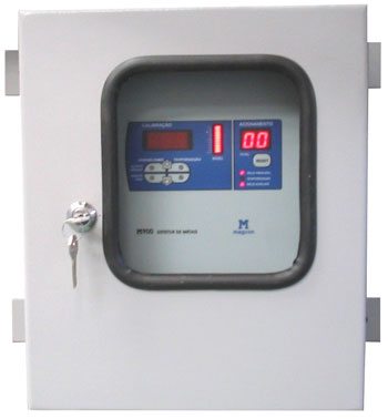 Unidade de controle do detector de metais M900, em caixa cinza com display vermelho